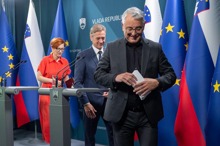 “Delamo z mislijo na prihodnost,” je dejal Golob in se ob tem zahvalil koalicijskima partnerjema in poudaril, da “nimajo vedno enakega mnenja o vsaki stvari, a ko je najtežje in ko gre za javno dobro, stopijo skupaj in delujejo enotno”. | Foto: STA