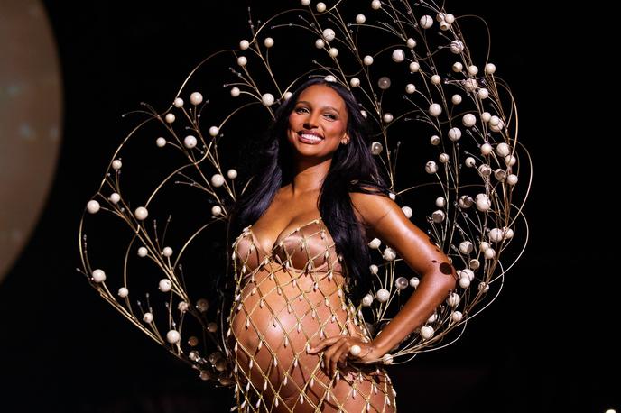 Victoria's Secret 2025 | Pred nekaj meseci je manekenka Jasmine Tookes razkrila, da je noseča, zdaj pa je svoj nosečniški trebušček pokazala tudi na modni brvi. | Foto Profimedia
