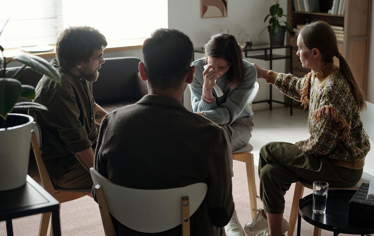 skupina, terapija, jok, pogovor | Foto Shutterstock