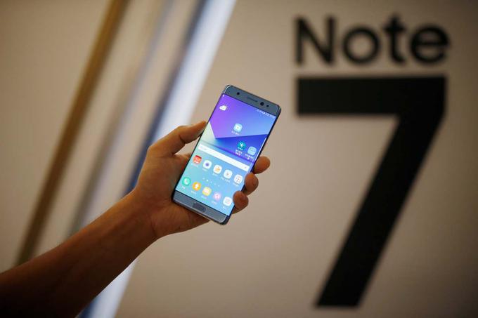 Evropski uporabniki bodo nadomestne telefone Galaxy Note7 (na fotografiji) začeli prejemati v teh dneh, zato poročil o incidentih, kot je zgornji, v naših krajih še ni. Samsung bo prodajno kampanjo za prenovljeni Galaxy Note7 sicer znova zagnal 28. oktobra. | Foto: Reuters