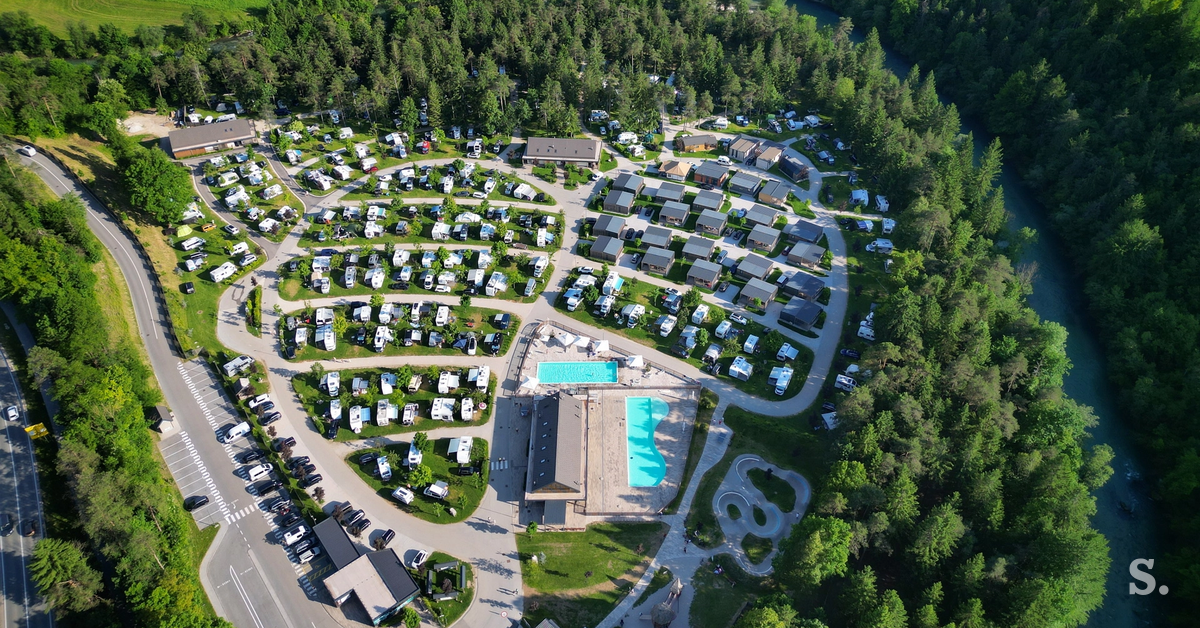 Cene kampiranja v Sloveniji: šotor za družino tudi sto evrov na noč