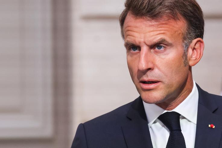 Francoski predsednik Emmanuel Macron je danes po srečanju, ki ga je gostil v Parizu, povedal, da se je 26 držav uradno zavezalo k sodelovanju "z napotitvijo vojakov v Ukrajino ali s prisotnostjo na tleh, na morju ali v zraku". | Foto: Reuters