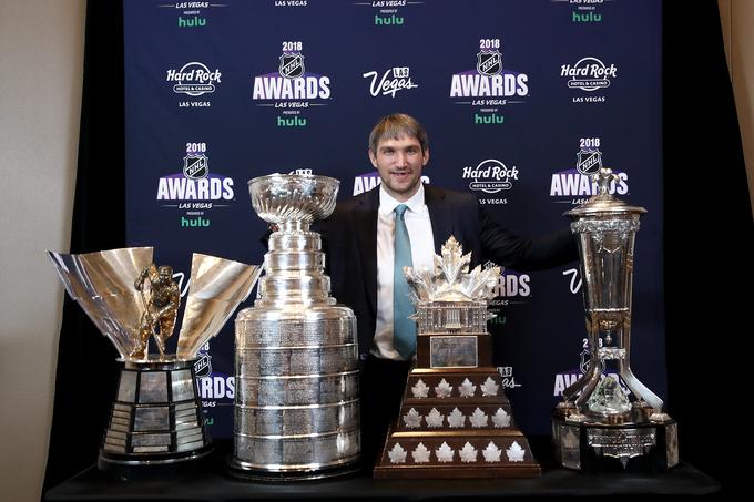 Aleksander Ovečkin, ki je letos prvič postal prvak NHL, in njegova bogata zbirka letošnjih nagrad. | Foto: Getty Images