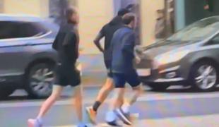 Emmanuel Macron obkrožen z varnostniki tekel po Ljubljani #video