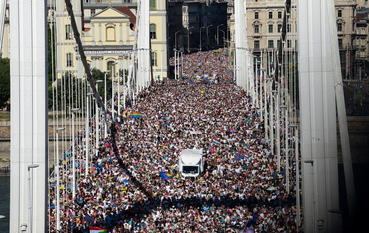 Parada ponosa v Budimpešti | Med parado policija ni posredovala. Premier Viktor Orban je pred tem napovedal, da policija shoda ne bo razgnala, da pa organizatorjem in udeležencem grozijo pravne posledice. | Foto Reuters