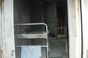 FOTO: V Celju zapornik povzročil požar