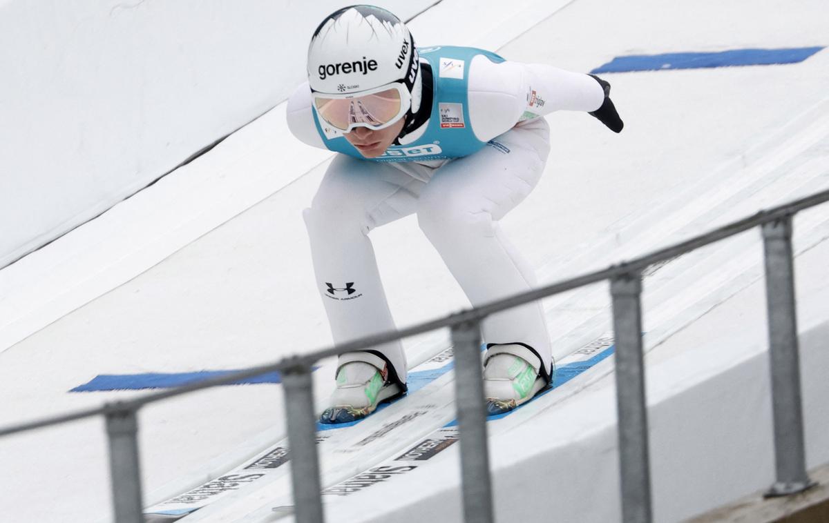 Anže Lanišek | Anže Lanišek je na srednji skakalnici v torek zaostal le za Stefanom Kraftom. Kako se bo znašel na veliki skakalnici? | Foto Reuters
