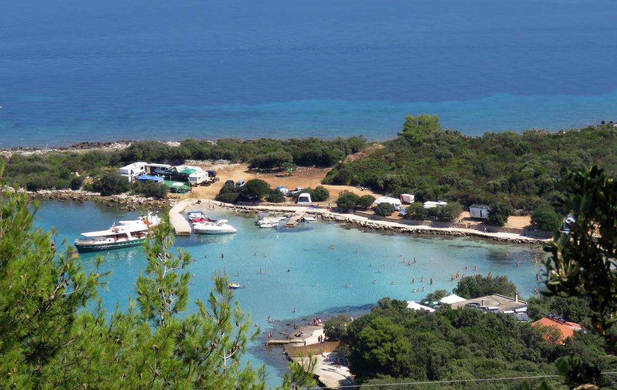 kamp Mlaska na Hvaru | Prepoved obratovanja kampa Mlaska bo veljala najmanj 30 dni, v tem času mora lastnik, če želi dejavnost nadaljevati, odpraviti vse nepravilnosti. | Foto Pixsell/Ivo Cagalj
