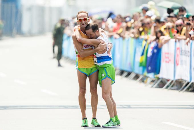 Slepi maratonski tekač Sandi Novak je v Riu prvič doživel čar in breme paraolimpijskih iger. V cilju maratona je objel svojega trenerja in tekaškega partnerja Romana Kejžarja.  | Foto: Vid Ponikvar