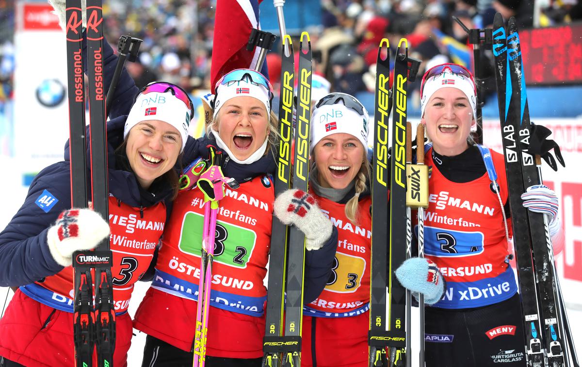 norveška, biatlon, Synnoeve Solemdal, Ingrid Landmark Tandrevold, Tiril Eckhoff, Marte Olsbu Roeiseland | Norvežanke se veselijo zlatega odličja. | Foto Getty Images