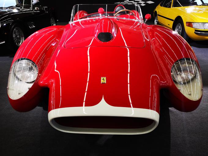 Izjemen primerek ferrarija 250 testa rosse, ki je bil med leti 1957 in 1961 Ferrarijev avtomobil za športno prvenstvo avtomobilov s trilitrskim motorjem. V izvedbi spider scaglietti jih je bilo izdelanih 20, razstavljeni model je bil sedmi po vrsti. Cena ni znana, vrednosti tovrstnih ferrarijev pa se gibljejo med 15 in 30 milijoni evrov.  | Foto: Gregor Pavšič