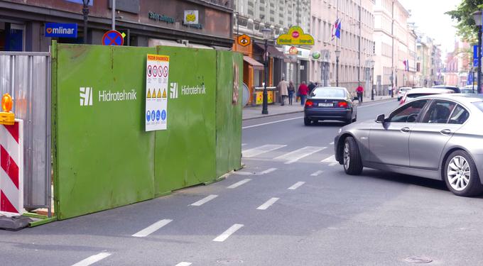 Pogled iz vidika voznikov, ki pripeljejo po Miklošičevi cesti ... | Foto: 