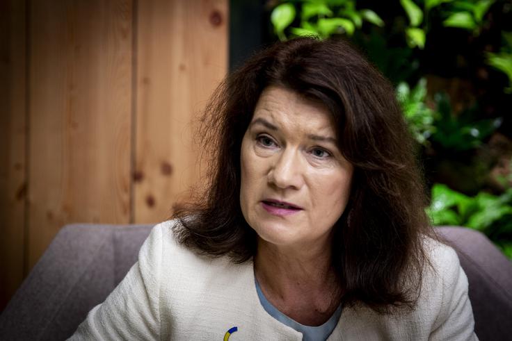 Ann Linde je v pogovoru za Siol.net poudarila, kako pomembno je, da so v razpravo o varnosti in obrambi vključene ženske: "Če za mizo ne posedemo žensk, nekatere problematike niso naslovljene in želim le poudariti, kako pomembno je, da smo ženske vključene v razprave. Za to se zavzema tudi vaša zunanja ministrica in moja kolegica Tanja Fajon." | Foto: Ana Kovač