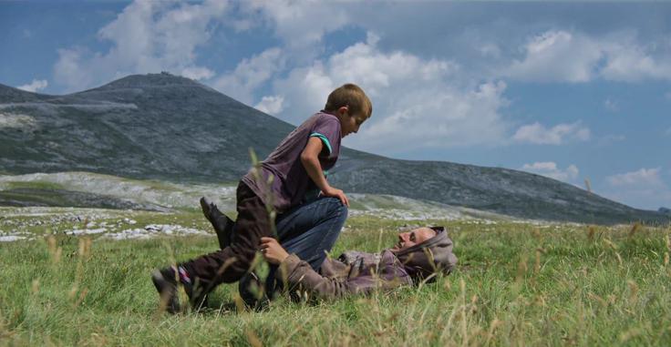 Poleg trdega dela najdejo bratje tudi čas za igro. Najstarejši Zekir se ravsa z Basrijem in ga dviguje na noge, da lahko leti. | Foto: Petra Pan Film