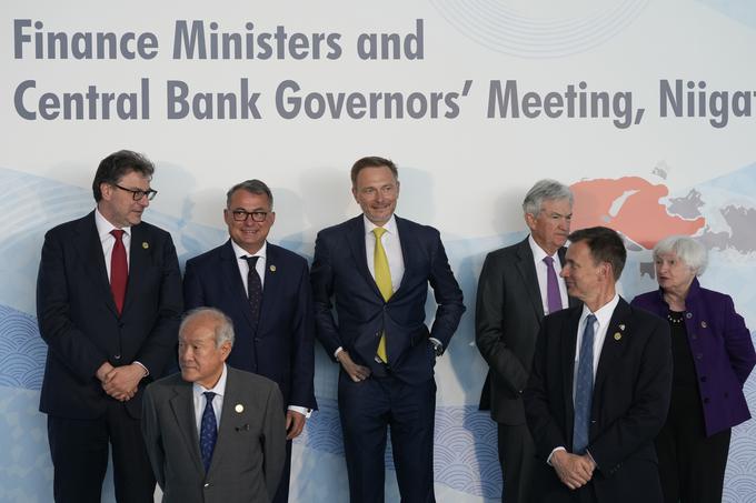Pred vrhom G7 v Hirošimi so se v Niigati srečali finančni ministri in guvernerji centralnih bank članic skupine G7. Na fotografiji so od leve proti desni: italijanski finančni minister Giancarlo Giorgetti, japonski finančni minister Šuniči Suzuki, guverner nemške centralne banke Joachim Nagel, nemški finančni minister Christian Lindner, guverner ameriške centralne banke Jerome Powell, britanski finančni minister Jeremy Hunt in njegova ameriška kolegica Janet Yellen. | Foto: Guliverimage/Vladimir Fedorenko