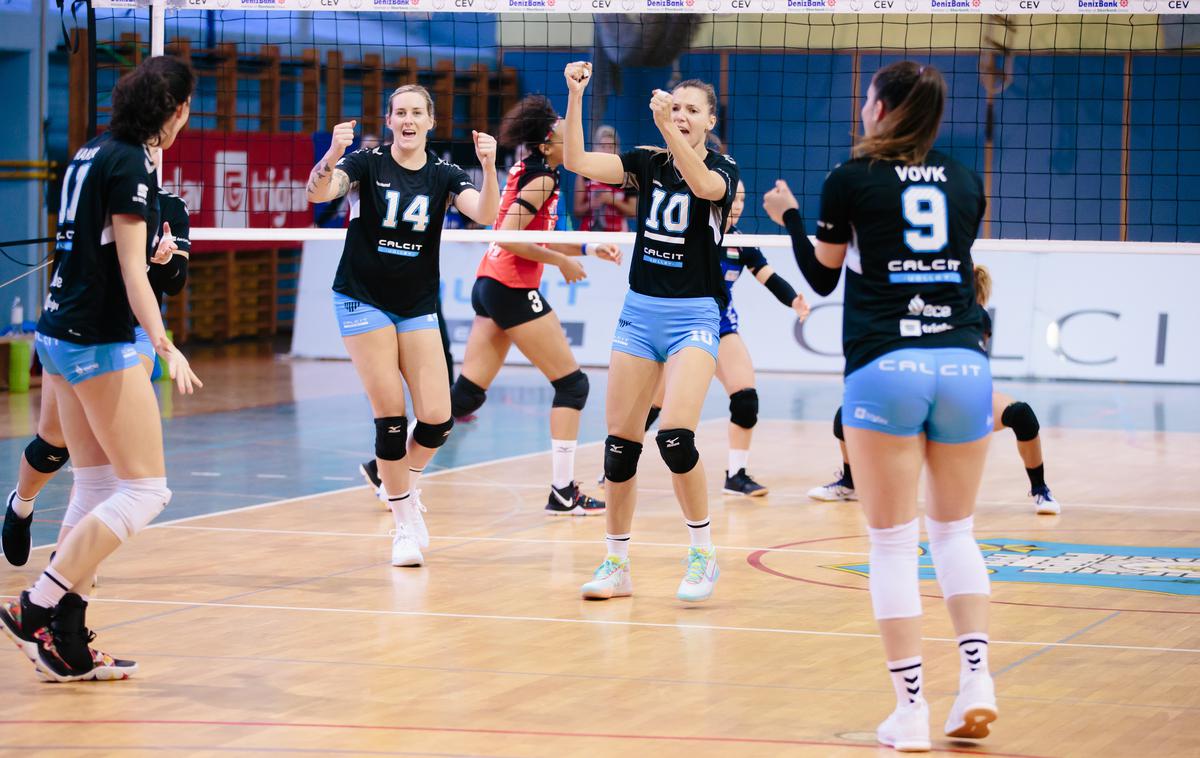 Calcit Volley | Kamničanke so se z zmago izenačile z rivalkami iz Maribora. | Foto Klemen Brumec