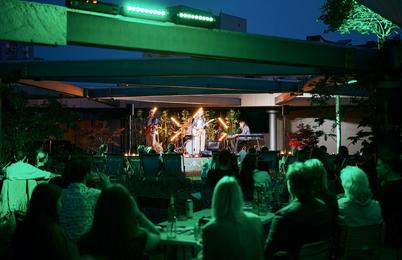 Ujemite poletni utrip v ALEJI: koncert Adija Smolarja, odlična znižanja in padel nad mestom
