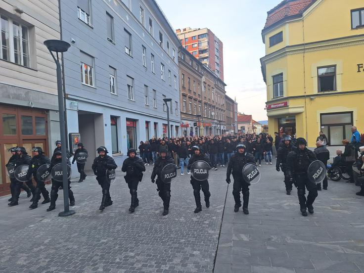 Spremstvo navijačev iz središča mesta | Foto: PU Celje