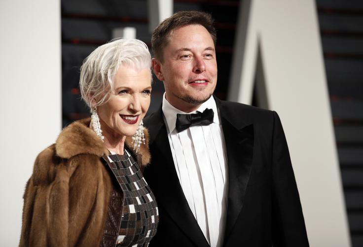Elon Musk z materjo Maye. Ta je bila z Errolom Muskom poročena med letoma 1970 in 1979, v zakonu sta se jima ob Elonu rodila še sin Kimbal in hči Tosca. | Foto: Reuters