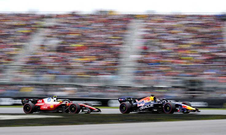 Lewis Hamilton je šest krogov pred ciljem z izvrstnim prehitevalnim manevrom prehitel Maxa Verstappna. | Foto: Reuters