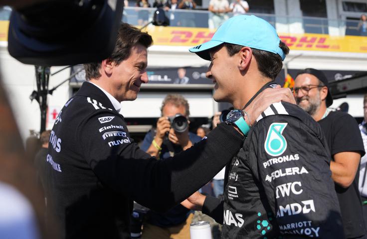 Toto Wolff verjame, da lahko zadrži britanskega dirkača. | Foto: Reuters