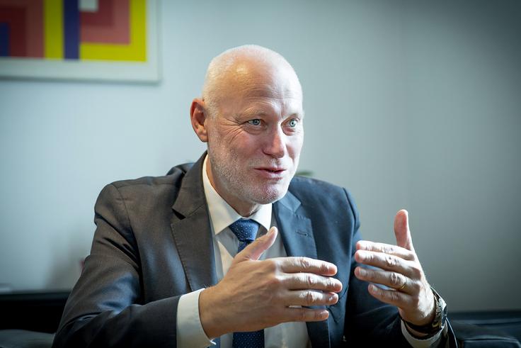 Evropski poslanec Milan Brglez glede ideje o združevanju evropskih volitev in posvetovalnih referendumov opozarja predvsem na zadržke ustavne narave. | Foto: Ana Kovač