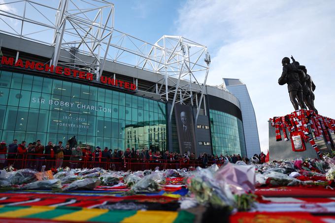 Rože in šali v spomin na Bobbyja Charltona pred Old Traffordom. | Foto: Reuters