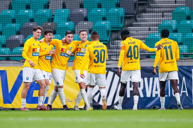 V sklepnem dejanju 16. kroga se bosta v ponedeljek v Stožicah za prvoligaške točke potegovala Bravo in Radomlje. | Foto: Aleš Fevžer