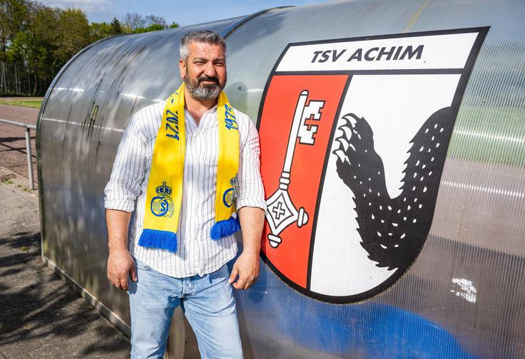 Oče Adil v nemškem mestecu Achim, kjer je postavil družinski dom, njegov sin Deniz, danes priznani zvezdnik, pa napravil prve nogometne korake. | Foto: Guliverimage