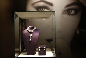 Biser Elizabeth Taylor prodali za 11, 84 milijona dolarjev