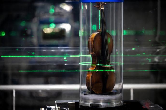 Paganinijeva violina, violina, glasbilo | Luigi Paolasini, ki je pri ESRF vodil projekt, je povedal, da je bila violina za potovanje od Genove do Grenobla zavarovana za 30 milijonov evrov. Dodal je, da je bila logistika zelo zapletena, saj niso muzej, ki bi imel izkušnje s selitvijo umetniških del. | Foto Profimedia