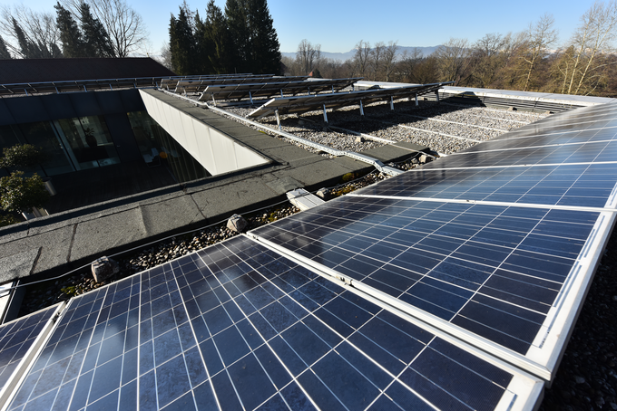 Sprejetje novega kalifornijskega zakona bo tam podražilo gradnjo hiše za približno od 20 do 25 tisoč evrov, toda zagovorniki tega zakona pravijo, da bodo v 25 letih s solarnimi paneli lastniki posameznih hiš oziroma stavb prihranili od 40 do 50 tisoč evrov na svojih računih za elektriko. | Foto: STA ,