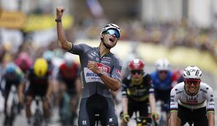 Dramatičen zaključek na Touru: Van der Poel v šprintu pred Pogačarjem, Vingegaard takoj za njima