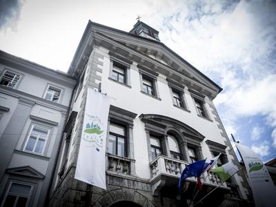 Kdo so vplivneži, ki so jim Jankovićevi plačali skoraj 30 tisoč evrov?