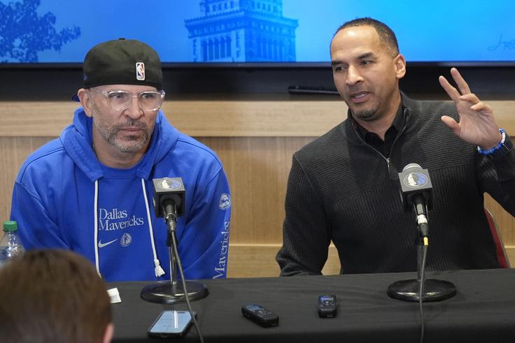 Jason Kidd in Nico Harrison na novinarski konferenci po prodaji Luke Dončića v Los Angeles Lakers. | Foto: Guliverimage