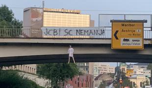 Navijači Olimpije besnijo: na mostu neznanci obesili lutko in zapisali ... #foto