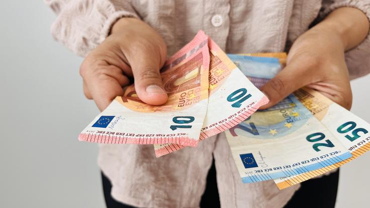 "V tej sprevrženi morali ni več pomembno, koliko kdo daje, ampak koliko mu je še mogoče vzeti." | Foto: Shutterstock