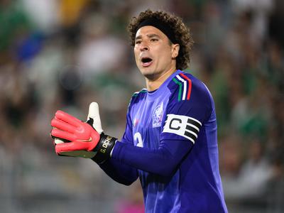 Legendarni mehiški vratar Ochoa končal kariero
