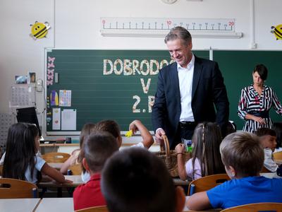 Golob učencem: Ko imajo prijateljice in prijatelji slab dan, jim pomagajte #foto