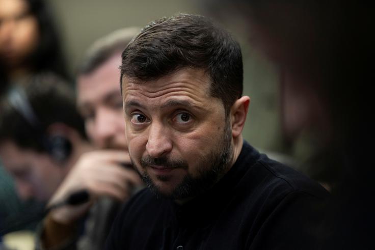 Ukrajinski predsednik Volodimir Zelenski je tako rekoč od začetka ruskega napada na Ukrajino tarča propagandnih napadov ne le na njegov način vodenja države, temveč predvsem na njegovo osebnost in integriteto.  | Foto: Reuters