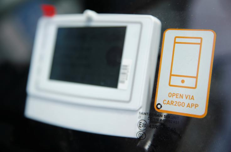 Elektronska avtomobilska ključavnica podjetja Car2go, ki ponuja storitev car sharing oziroma souporabne delitve vozila. Tovrstne storitve spadajo med vzhajajoče zvezde sodobne mobilnosti, tudi osebne. | Foto: Reuters