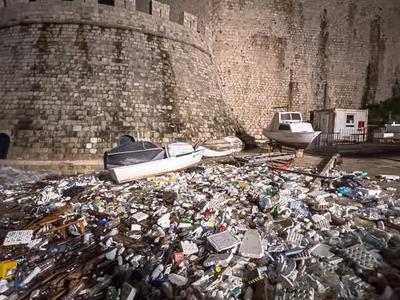 Ena najbolj znanih plaž hrvaškega bisera zasuta s tonami smeti #foto
