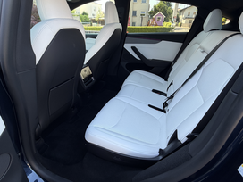 Tesla model Y 7 sedežev