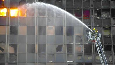 Vjesnikov nebotičnik ponovno v plamenih #foto #video