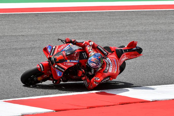 Bagnaia osvojil "pole", Martin šprint, Marquez trikrat na tleh