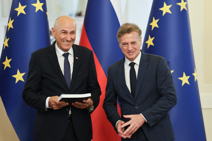 Janša se je Golobu zahvalil za čestitke in dobre želje ter vrnil zahvalo "bivšemu predsedniku vlade in vladi v celoti za stvari, ki so bile dobro narejene, nekoliko manj pa za tisto, kar je šlo v napačno smer, ampak to bomo popravljali". | Foto: Bojan Puhek