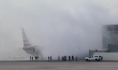 Potniki na krilu letala, boeing zajel požar in gost dim