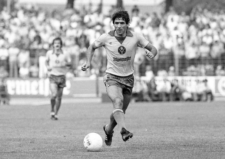 Pokojni Danilo Popivoda (1947–2021) je v petih sezonah, v katerih je z Eintrachtom nastopal v nemški prvi ligi, dosegel 31 zadetkov. Od nemških zelenic se je poslovil po sezoni 1980/81, ki jo je za kratek čas odigral v drugi nemški ligi. | Foto: Guliverimage