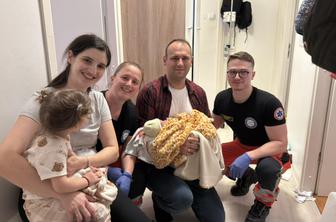 Dečku Davidu se je mudilo na svet, mamica rodila kar doma