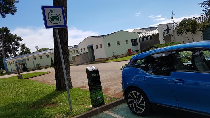 Brezplačna je tudi uporaba električne polnilnice v Umagu na Hrvaškem. | Foto: Gregor Pavšič